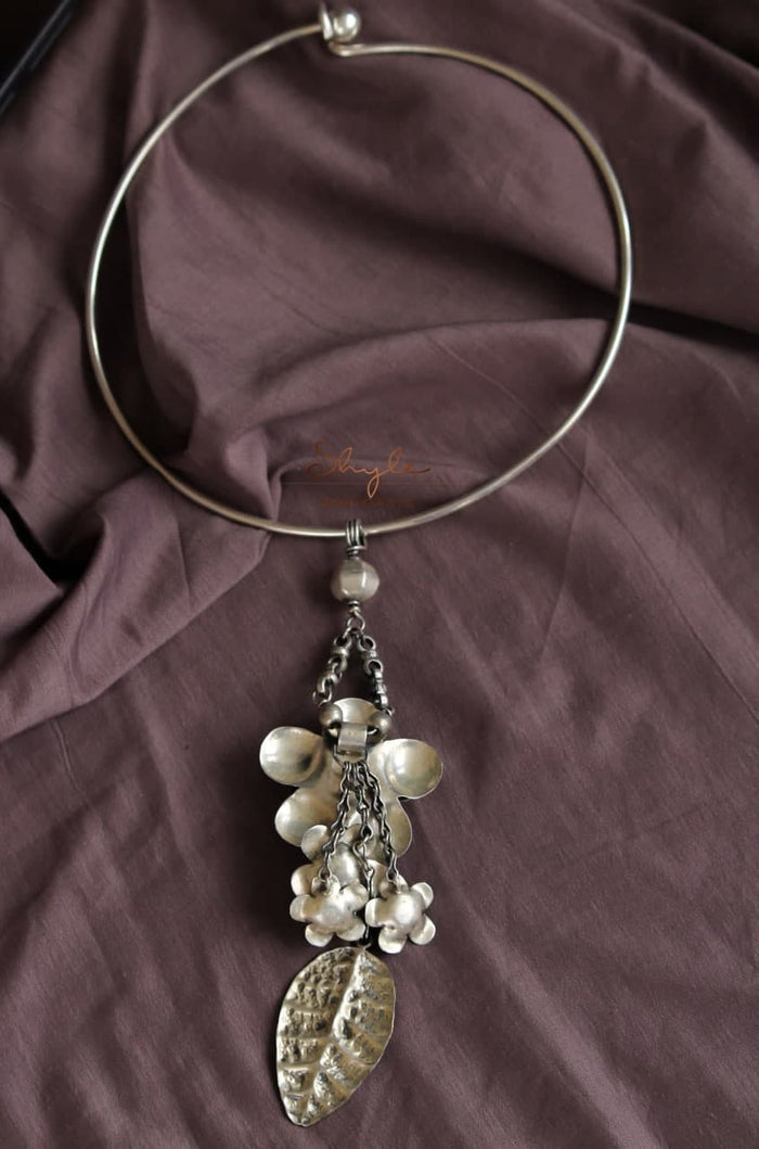 Qurbat Flora Leaf Cluster Hasli Necklace