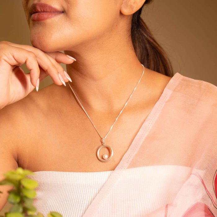Adya Halo Pearl Necklace