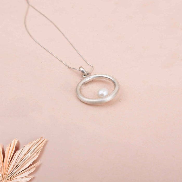 Adya Halo Pearl Necklace