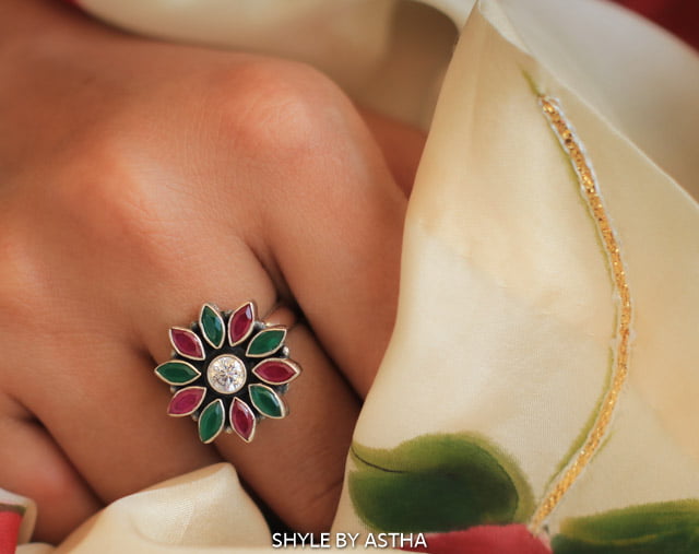 Essence Multicolor Fine Flower Ring
