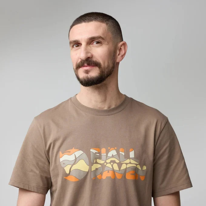 FJALLRAVEN MULTI COLOUR LOGO TEE