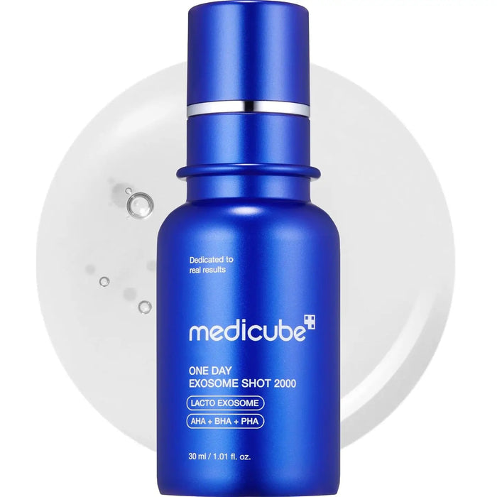 A blue bottle of GLOWISS MEDICUBE ZERO EXOSOME SHOT 2000 PPM SPICULE FACIAL SERUM dispenses white cream. The label highlights patented exosomes, spicules, and an Exosome booster for intensive at-home skincare absorption. Inset: close-up of exosomes and spicules.