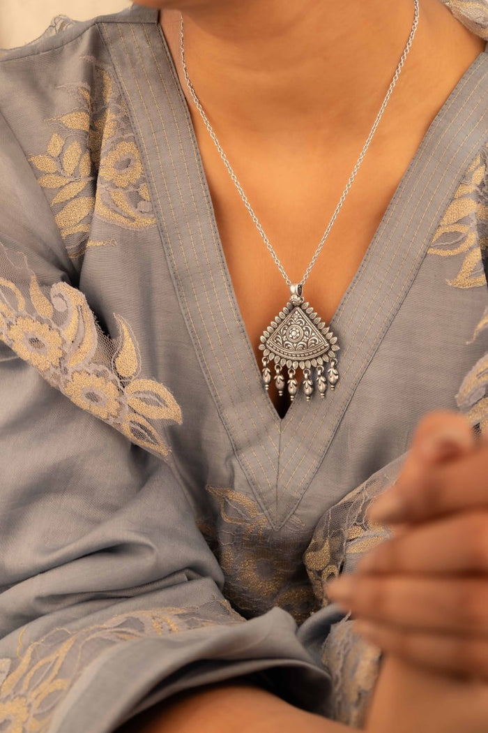 Mizoya Flora Detailed Leaf Drop Necklace