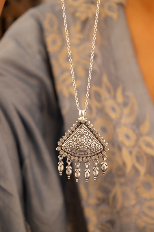 Mizoya Flora Detailed Leaf Drop Pendant