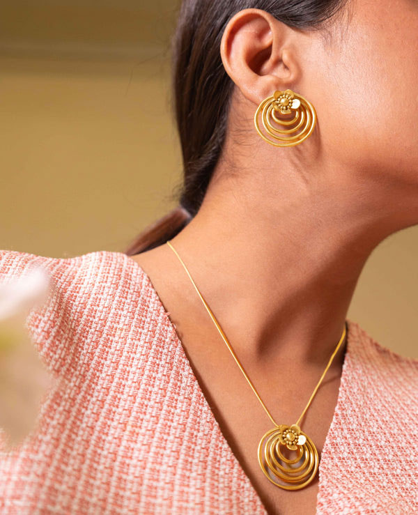 Moh Concentric Flower Embossed Necklace Set