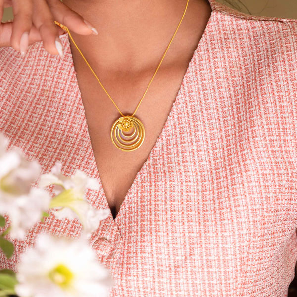 Moh Concentric Flower Embossed Necklace Set