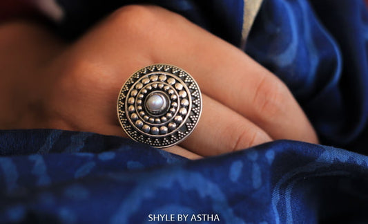 Moh Daana Art Embossed Classic Ring