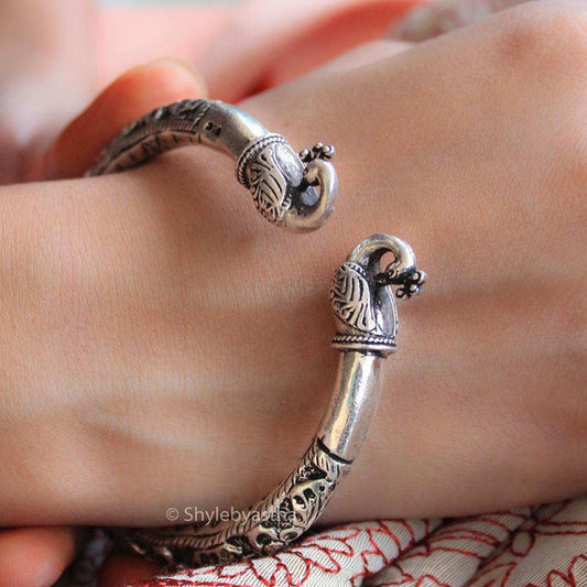 Moh Dual Peacock Embossed Kada