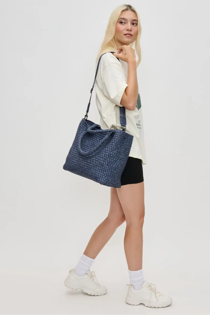 Sky's The Limit Medium Tote | Dark Denim