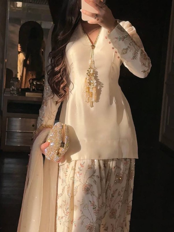 Sophisticated Style: Chic Traditional Outfit