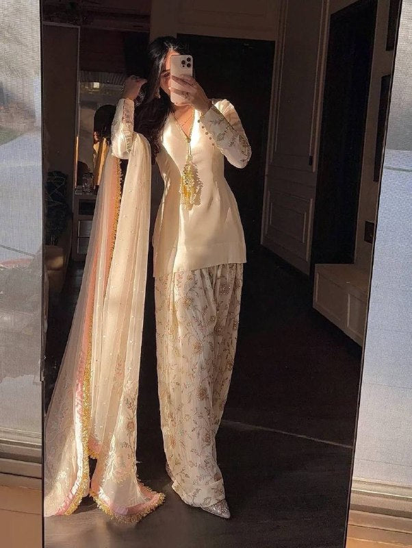 Sophisticated Style: Chic Traditional Outfit