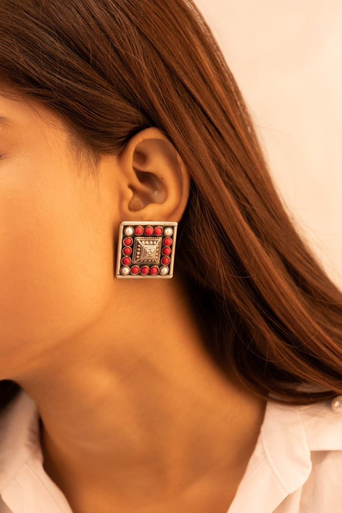 Tattva Detailed Motif Embossed Coral Pearl Stud Earring